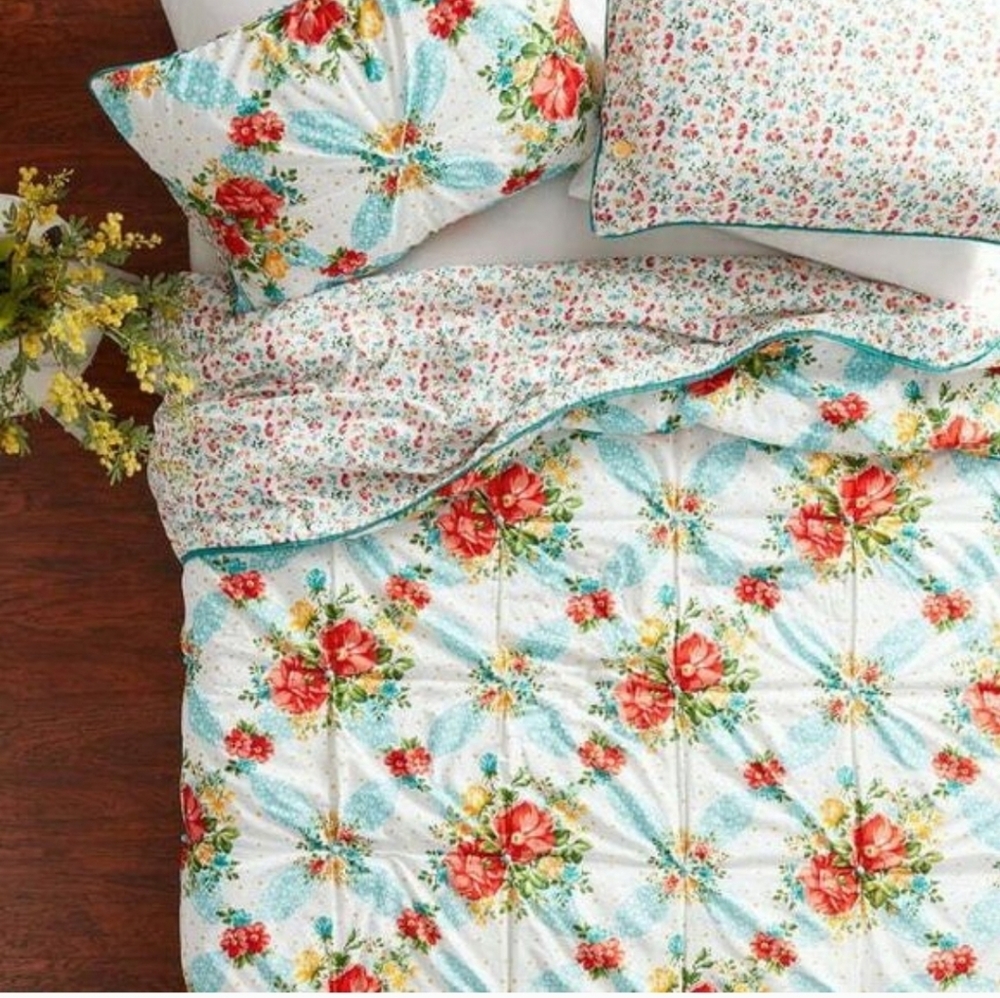 Pioneer Woman King Vintage Floral Quilt